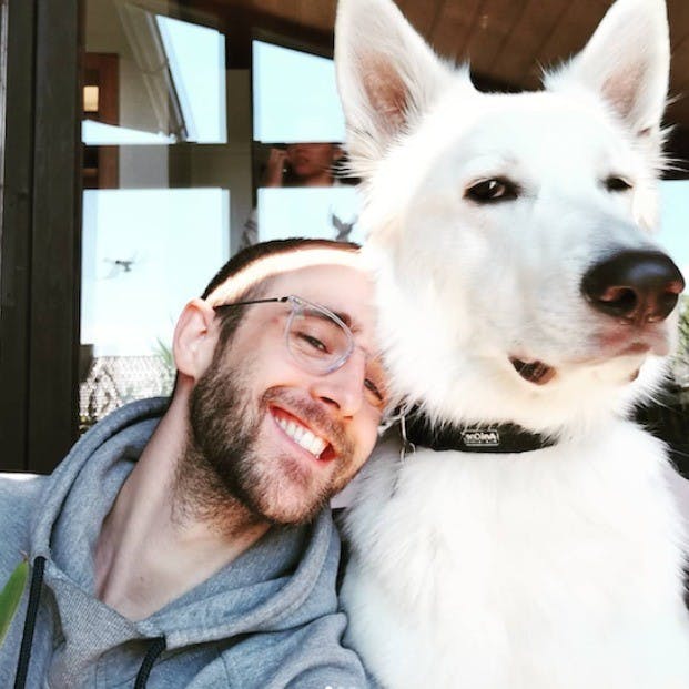 Alex und sein weißer Schäferhund Sam